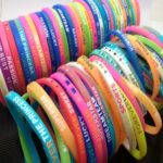 Kit Com 6 Pulseiras Da Amizade De Silicones Colorida Com Mensagens - Imagem 3
