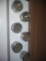 Porta Condimentos E Tempero Magnético em Inox com 6 Potes Com Imã para geladeira kit com 6 potes e suporte inclinado - Imagem 8