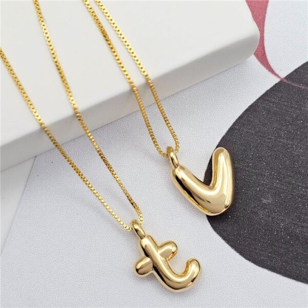 COLAR VENEZIANA PINGENTE INICIAL LETRA V BANHADO A OURO (04011285)